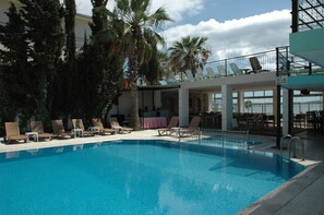 Outdoor pool, open 9:00 AM to 7:00 PM, free cabanas, pool umbrellas - Cemre Hotel (Bodrum)