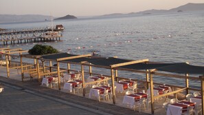 En la playa y sombrillas 