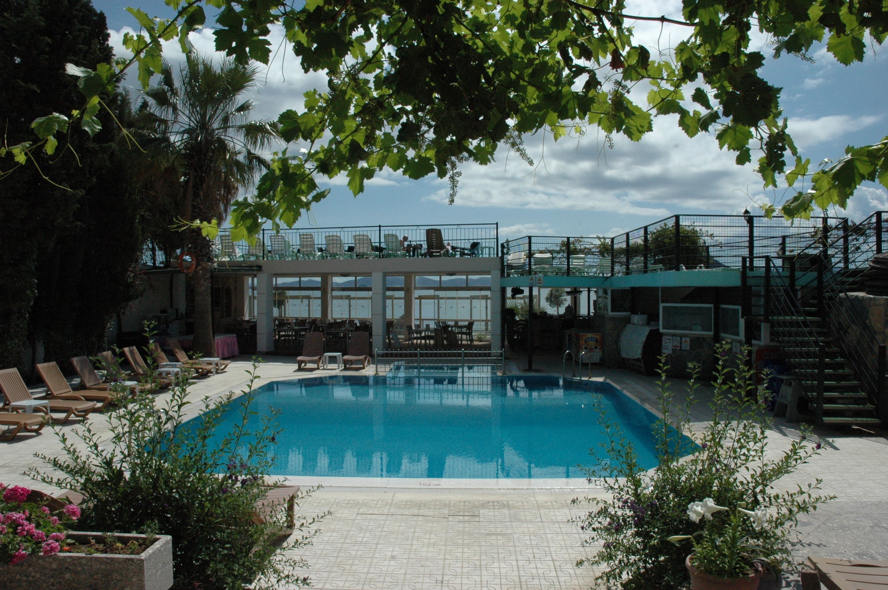 حمّام سباحة خارجي، مفتوح من 9 صباحاً إلى 7 مساءً، كبائن مجانية