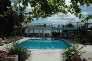 Alberca al aire libre y camas balinesas gratuitas 