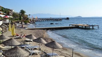 Sulla spiaggia, ombrelloni