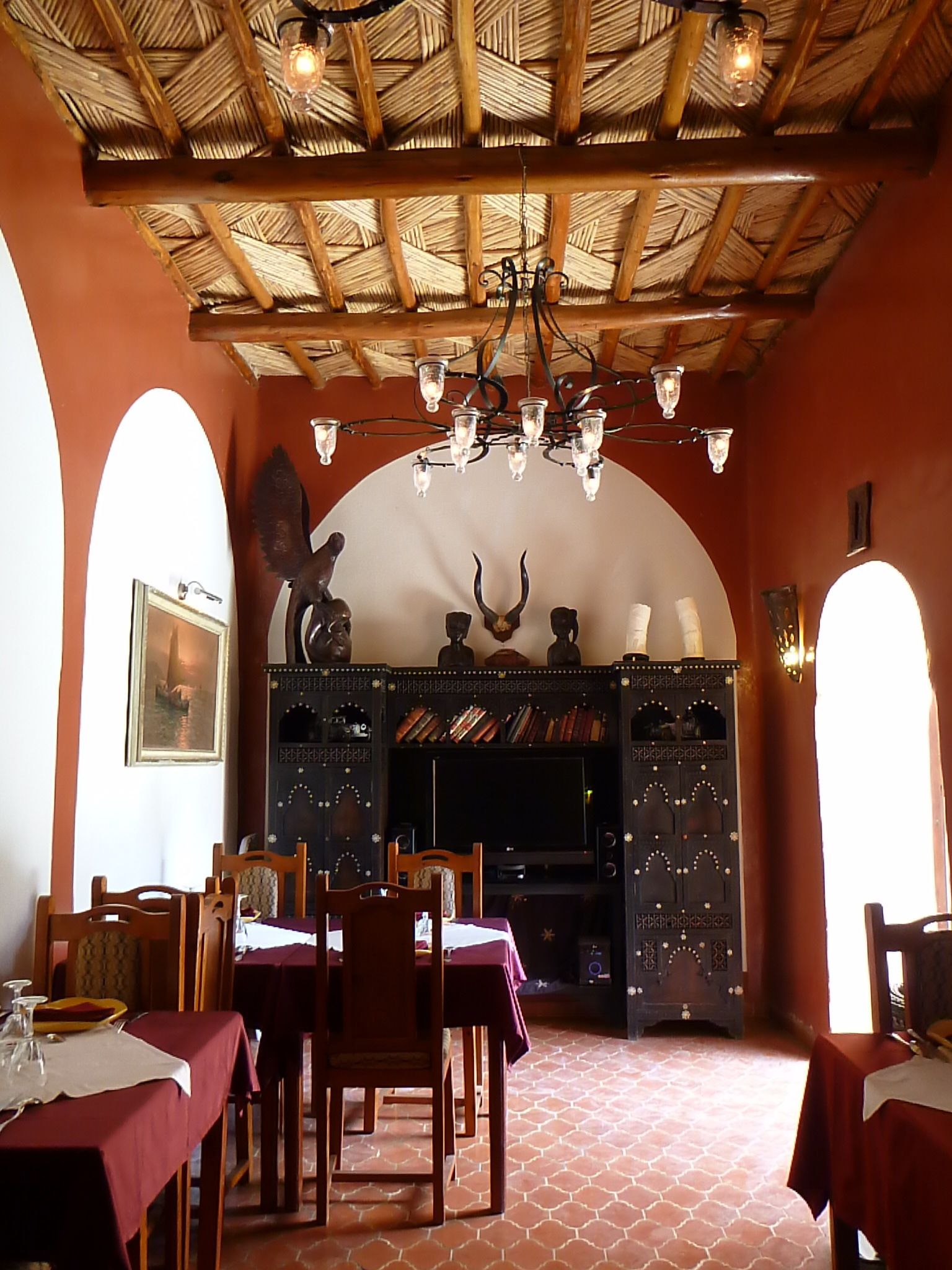 Petit déjeuner et dîner servis sur place, vue sur la piscine 