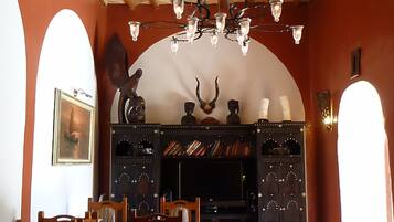 Frokost og middag serveres, utsikt mot bassenget