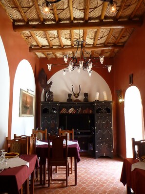 Breakfast and dinner served, pool views - Riad Timadrouine (Ouaklim)