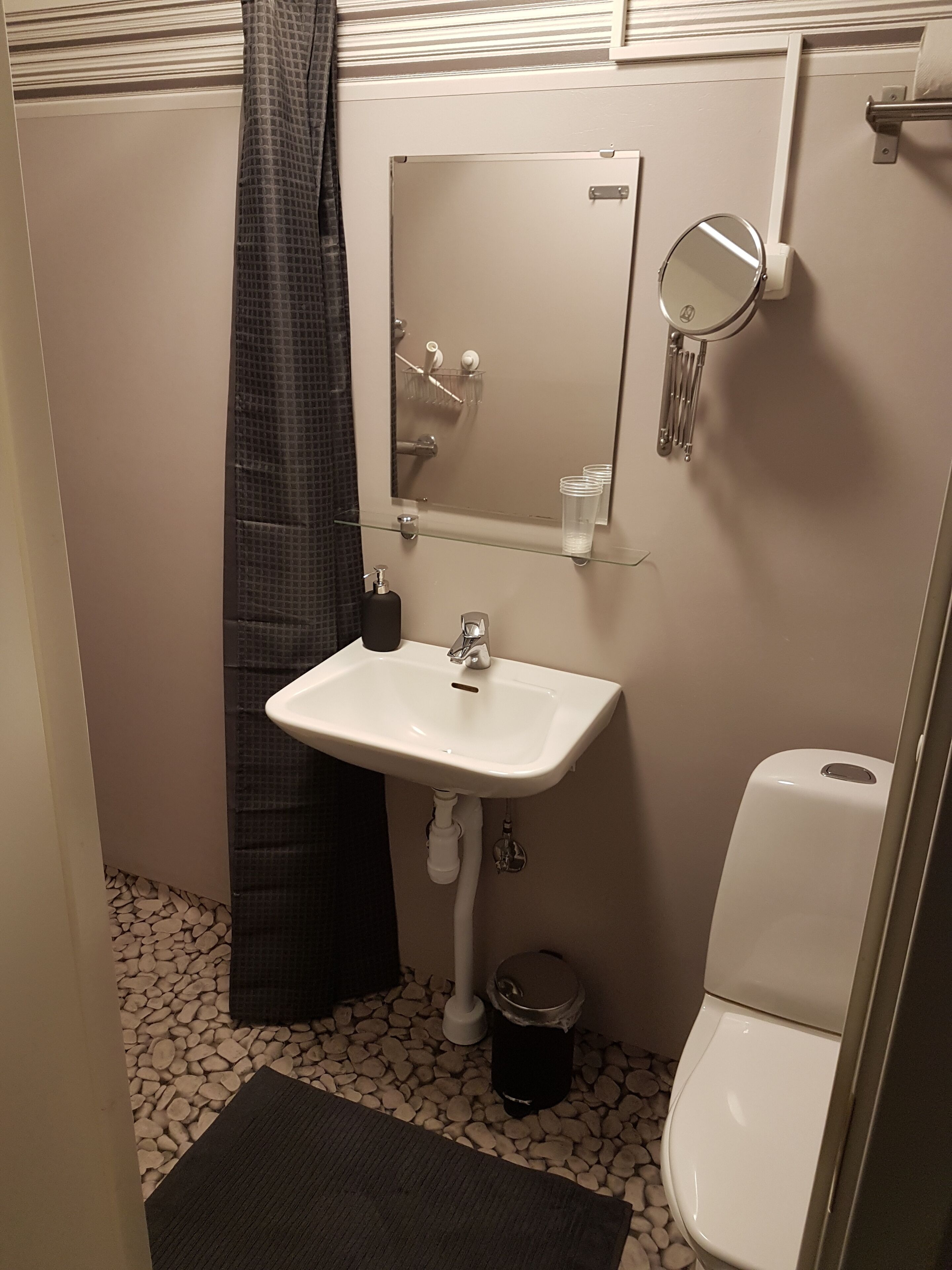 Kostenlose Toilettenartikel, Handtücher