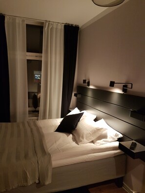 Double Room (Extra bed) | Desk, free WiFi, bed sheets - Hotell Kong Christian (Kristianstad)