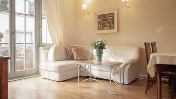 Departamento familiar, 1 habitación, balcón, planta baja (With Garage) | Caja de seguridad en la habitación y tabla de planchar con plancha