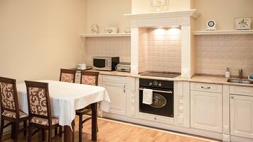 Departamento familiar, 1 habitación, balcón, planta baja (With Garage) | Cocineta privada | Refrigerador, microondas, horno y parrilla de estufa