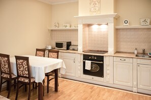 Departamento familiar, 1 habitación, balcón, planta baja (With Garage) | Cocineta privada | Refrigerador, microondas, horno y parrilla de estufa 