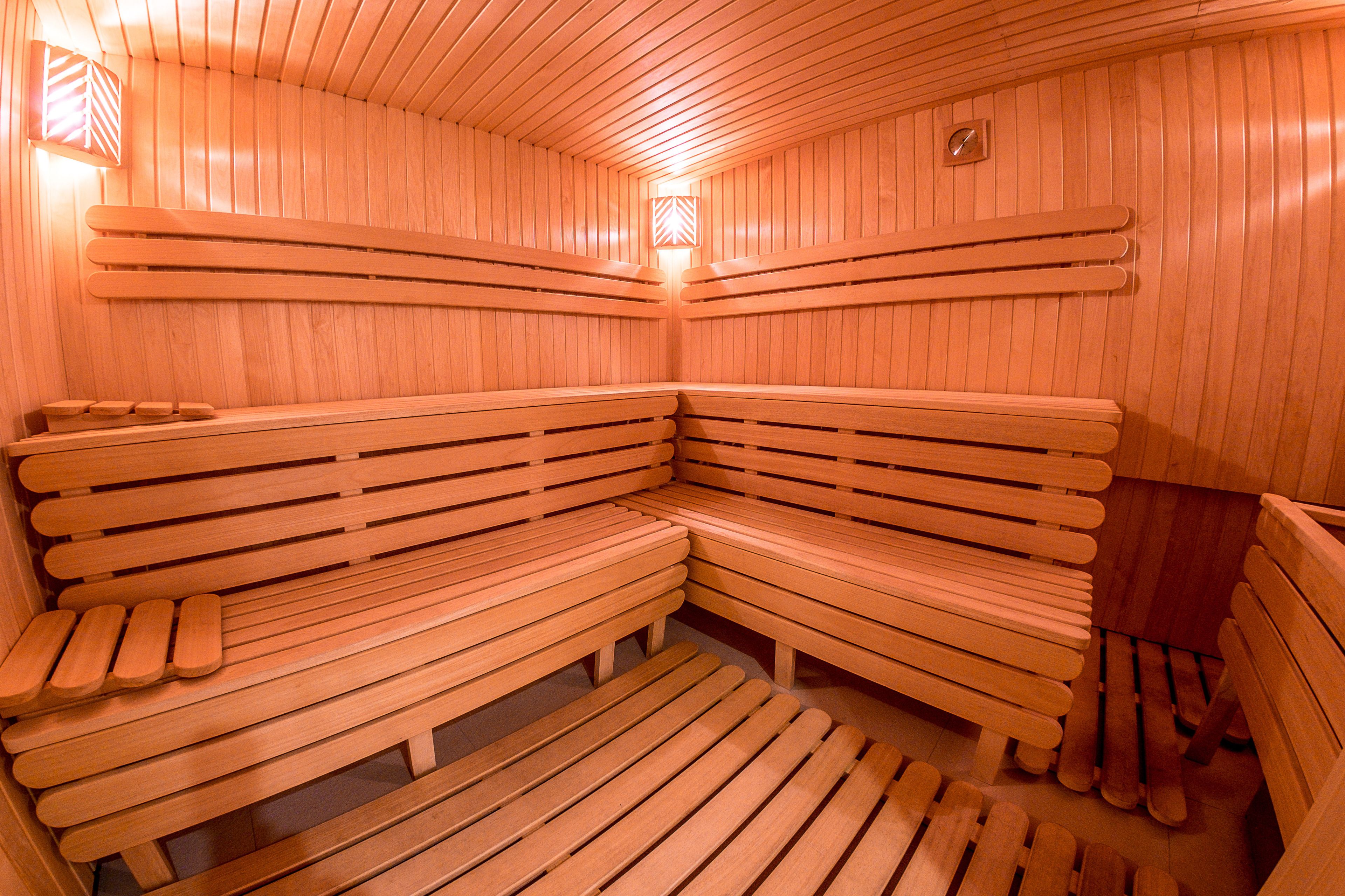 Uma sauna com bancos de madeira dispostos em semicírculo.