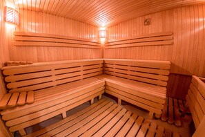 Eine Sauna mit hölzernen Bänken in halbkreisförmiger Anordnung.