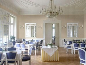 供应早餐和晚餐，本地与国际菜