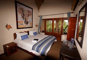 Seprai premium, tempat tidur Select Comfort, minibar, dan brankas