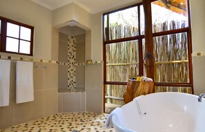 Luxe suite, 1 slaapkamer, koelkast, uitzicht op rivier | Badkamer | Een aparte badkuip en douche, een diep bad, een regendouche