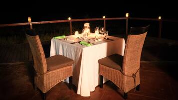 Breakfast, dinner, brunch served; pool views