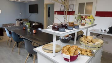 Petit déjeuner buffet (11.00 EUR par personne)