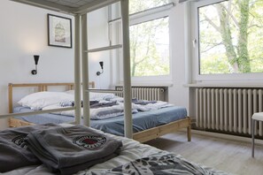 Vierpersoonskamer, gemeenschappelijke badkamer | Gratis wifi