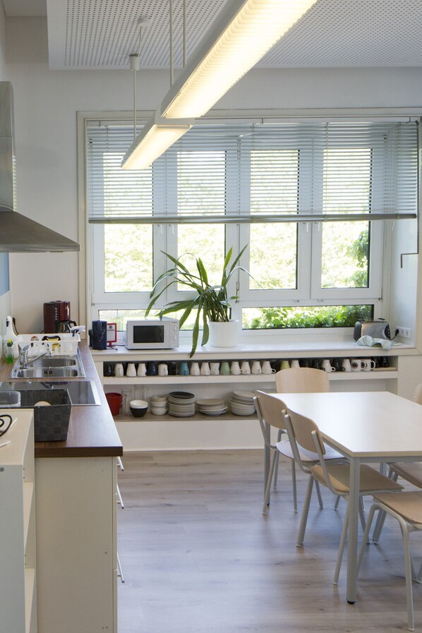 Een koelkast, een microgolfoven