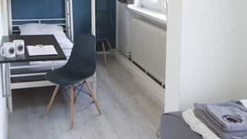 Chambre avec lits jumeaux, salle de bains commune