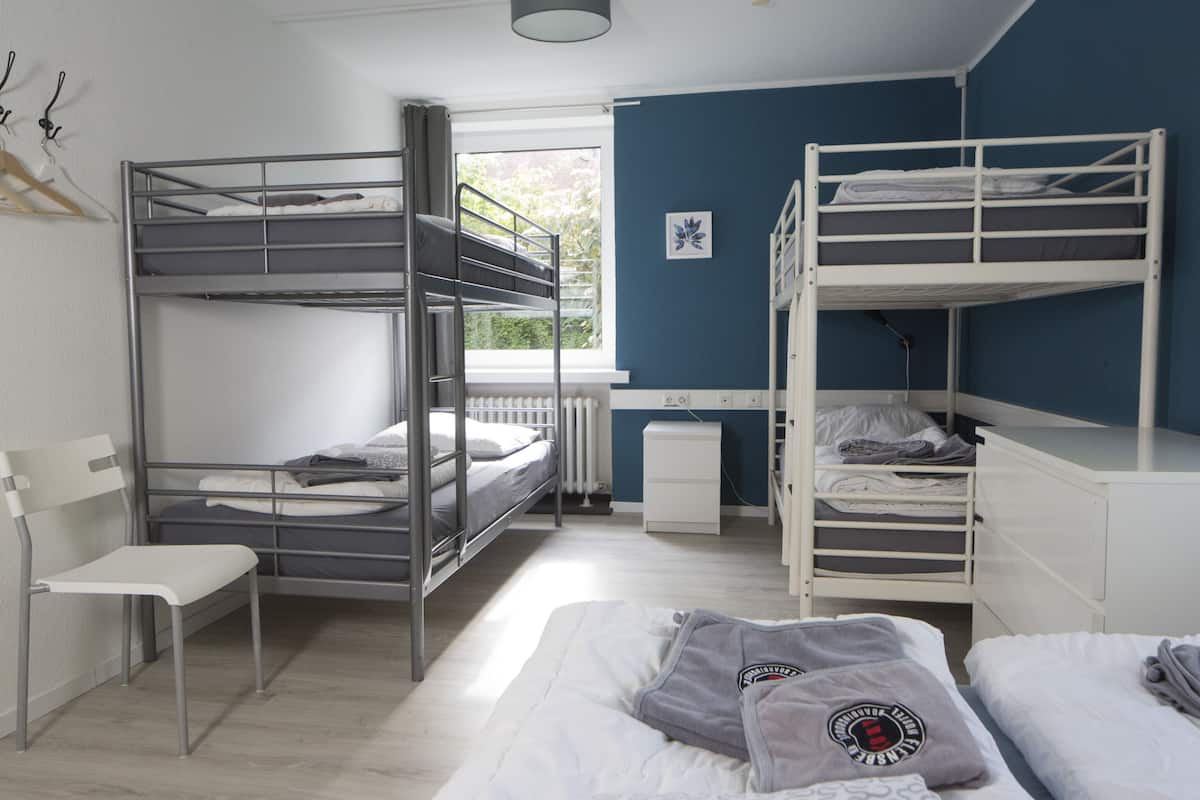 Five-bed room with shared bathroom | Free WiFi