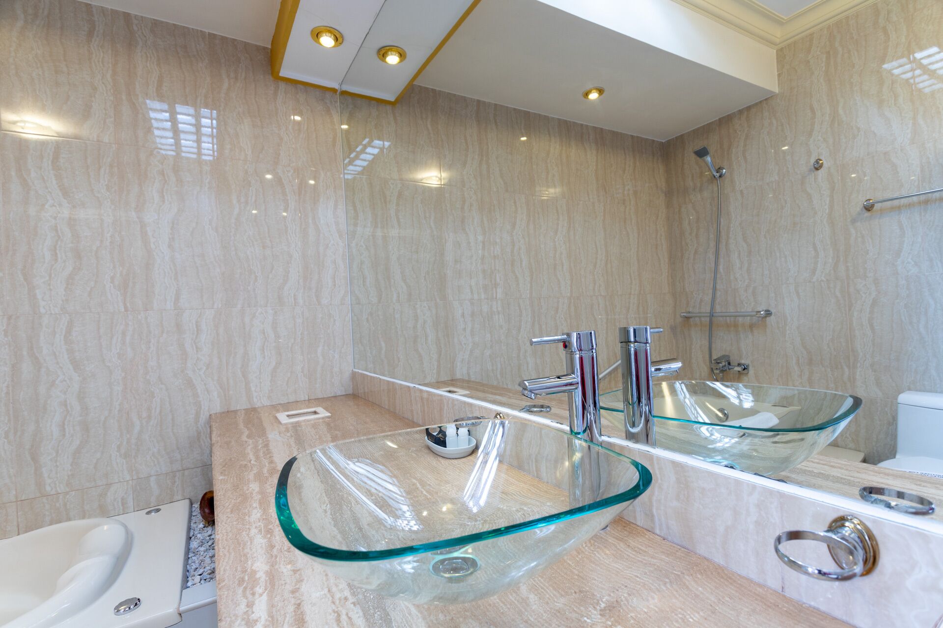 economy quadruple room | bathroom sink