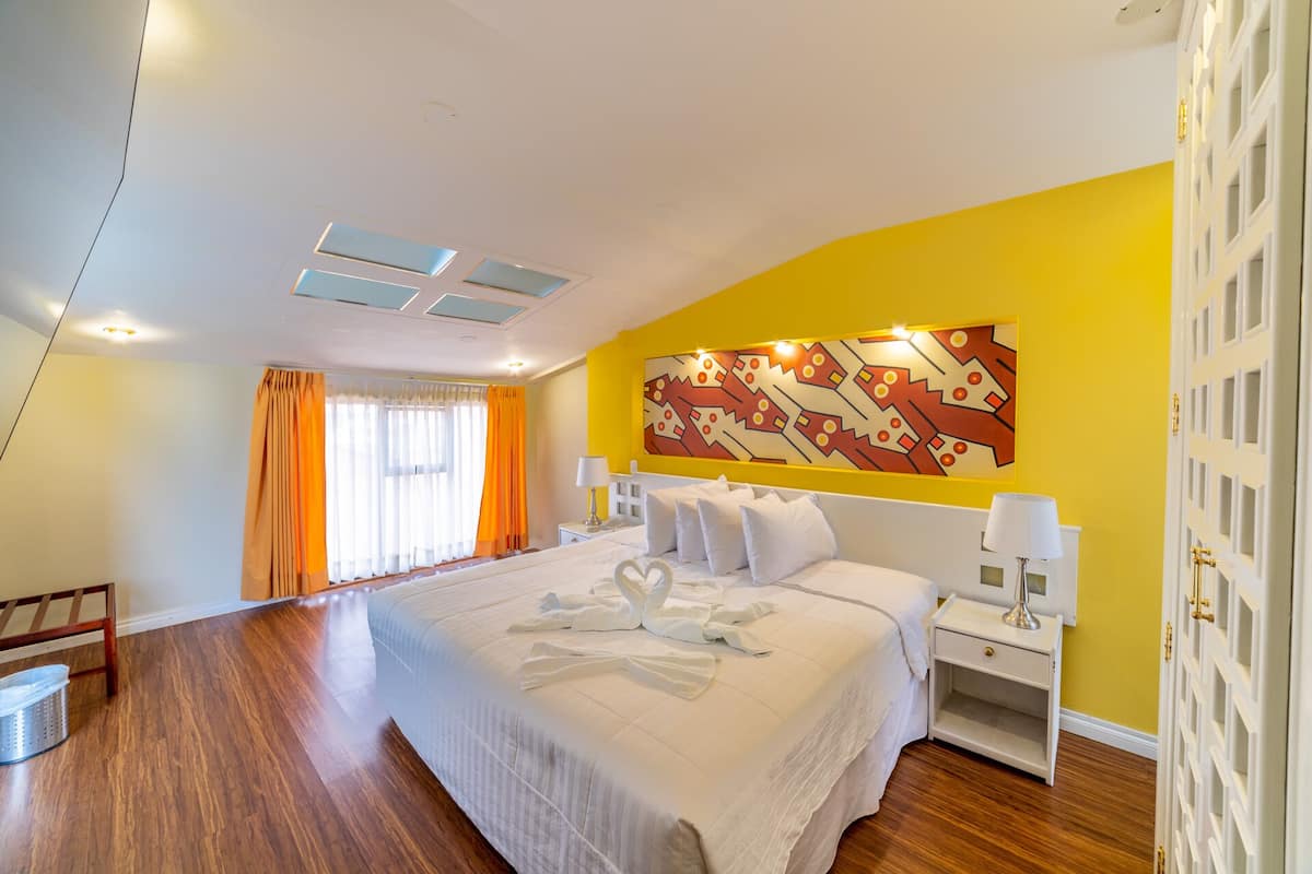 Romantic Studio Suite | In-room safe, free WiFi, bed sheets
