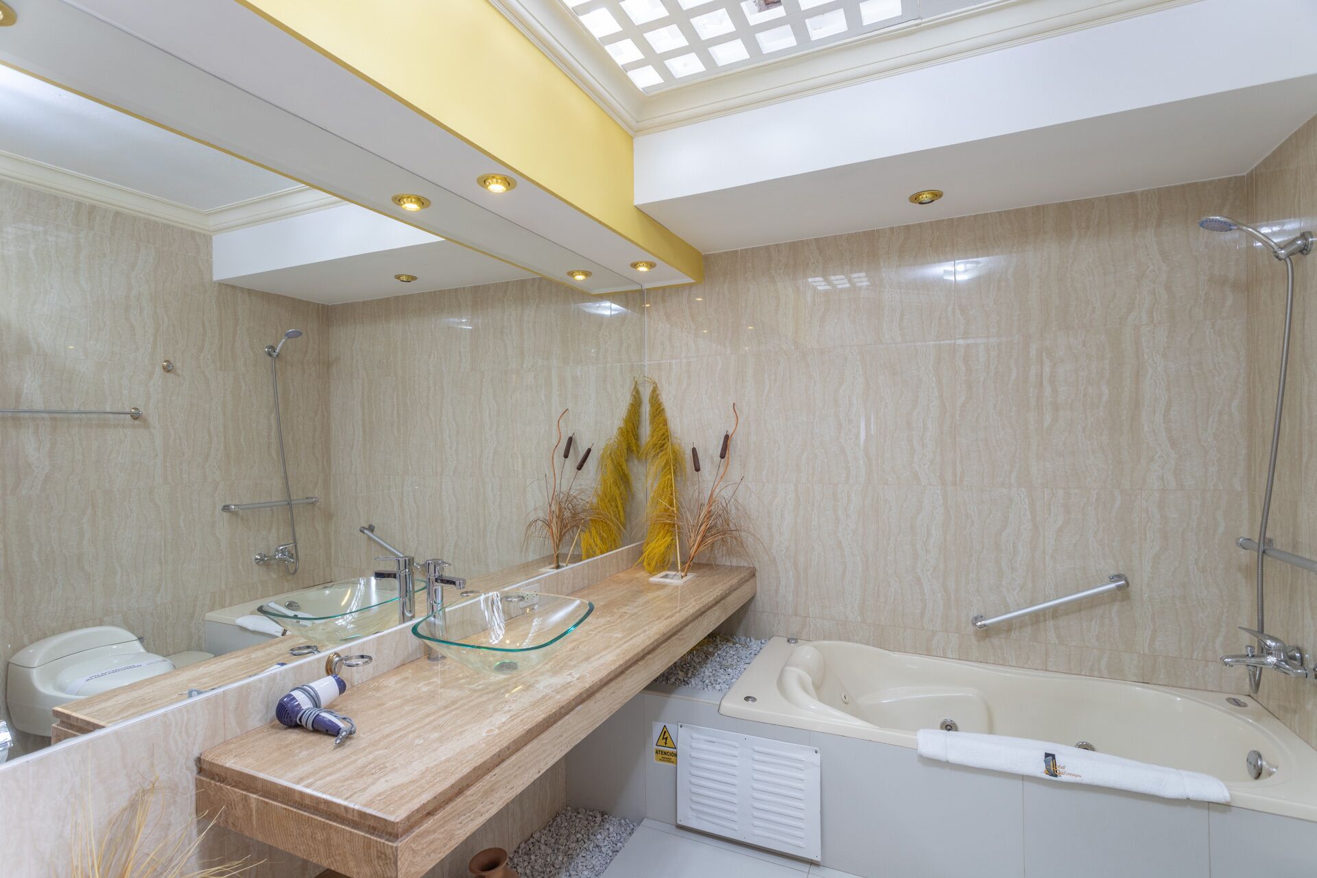executive studio suite | bathroom | free toiletries, hair dryer, towels