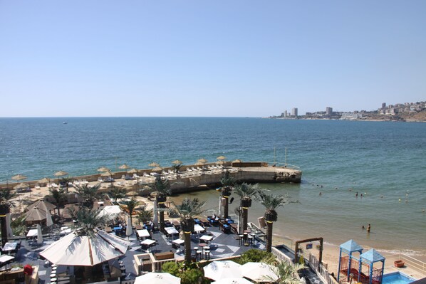 Private beach, sun loungers, beach umbrellas, beach towels - Lamedina Hotel (Jounieh)