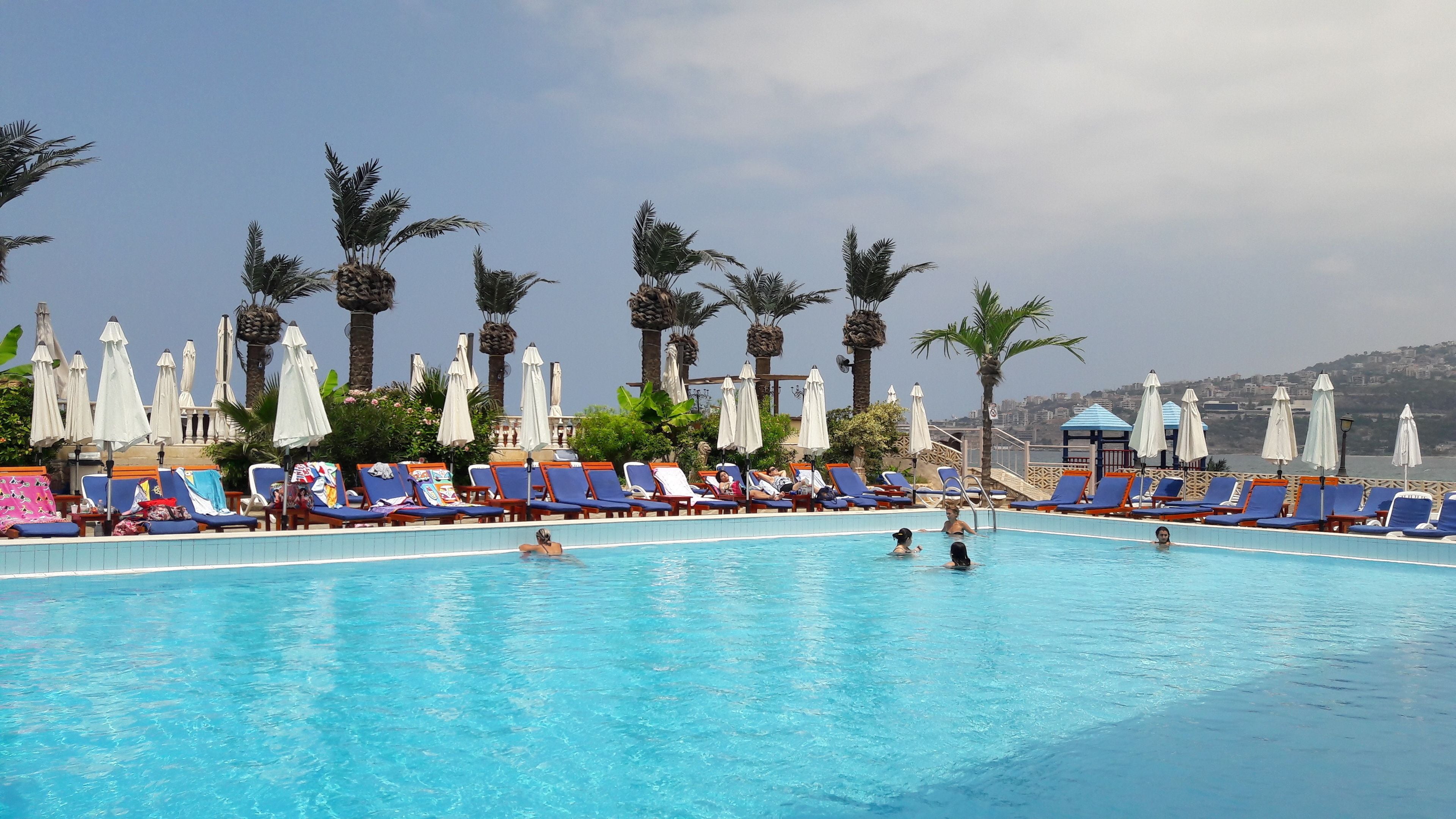 Sesongbasert utendørsbasseng, bassengparasoller og solsenger