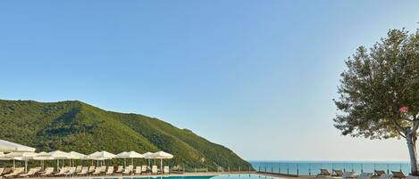 Innenpool, Außenpool, Sonnenschirme, Liegestühle