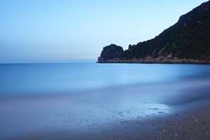 En la playa, camastros, sombrillas y toallas de playa 