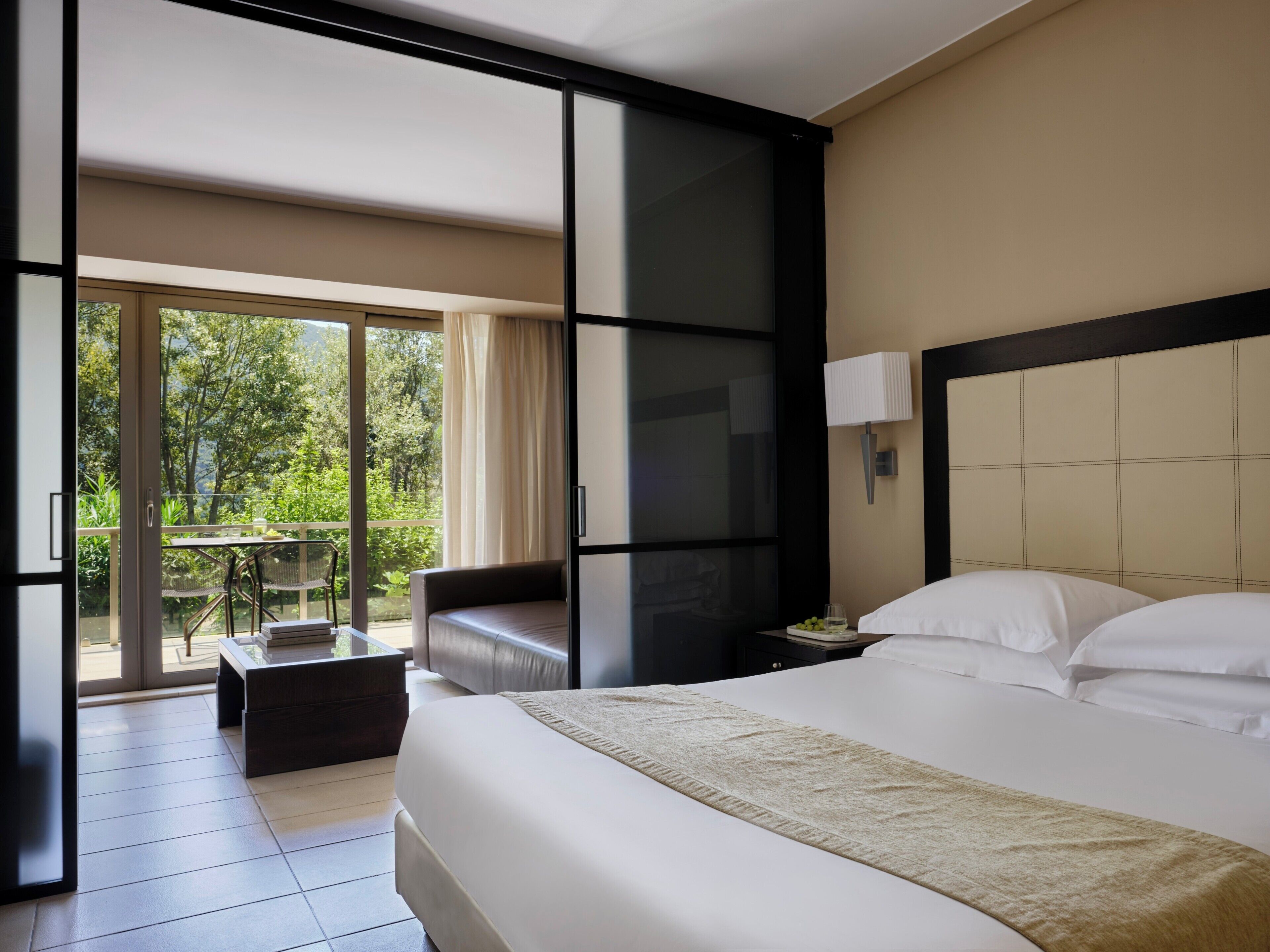Superior Double Room Inland View | Cofres nos quartos, escrivaninha, espaço de trabalho para notebook