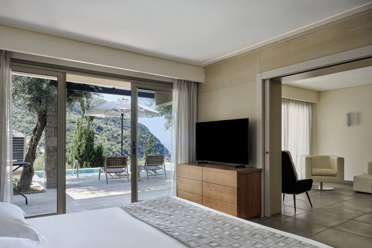 Deluxe Double Suite Sea View with Private Pool | Brankas, meja kerja, ruang kerja ramah laptop, dan Wi-Fi gratis