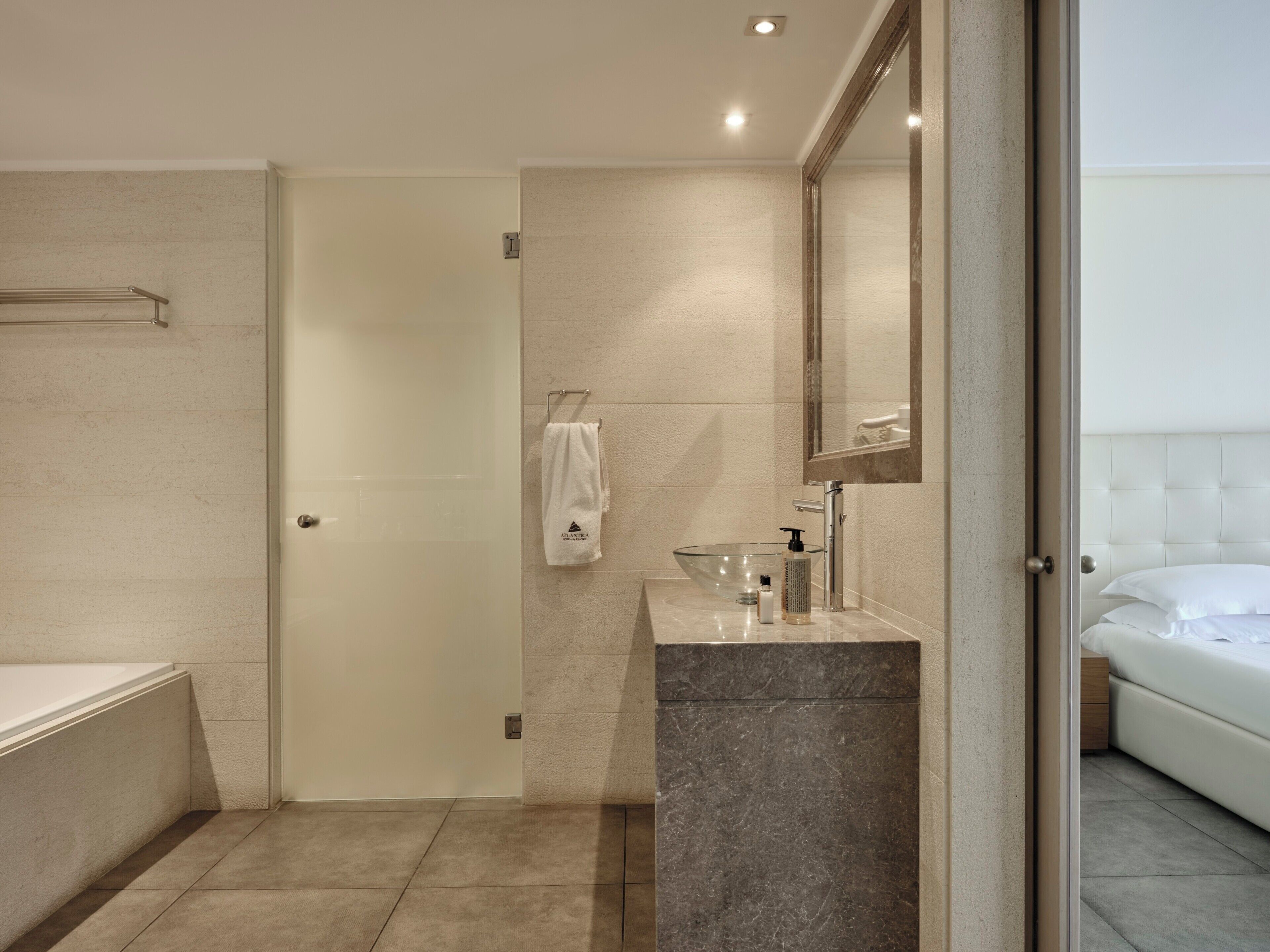 Deluxe Double Suite Sea View with Private Pool | Badkamer | Een aparte badkuip en douche, gratis toiletartikelen, een haardroger