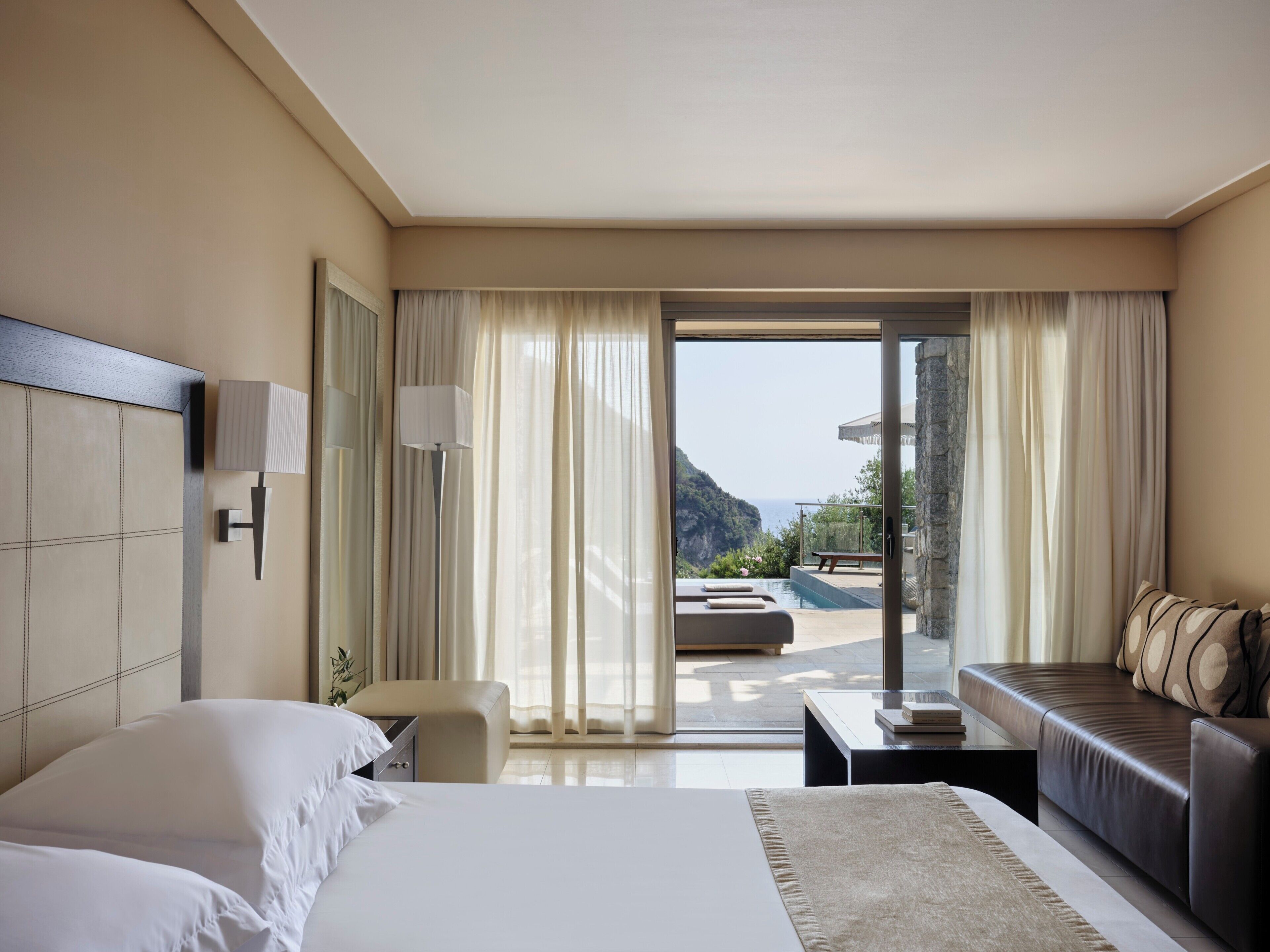 Deluxe Double Room Sea View with Private Pool | Cofres nos quartos, escrivaninha, espaço de trabalho para notebook