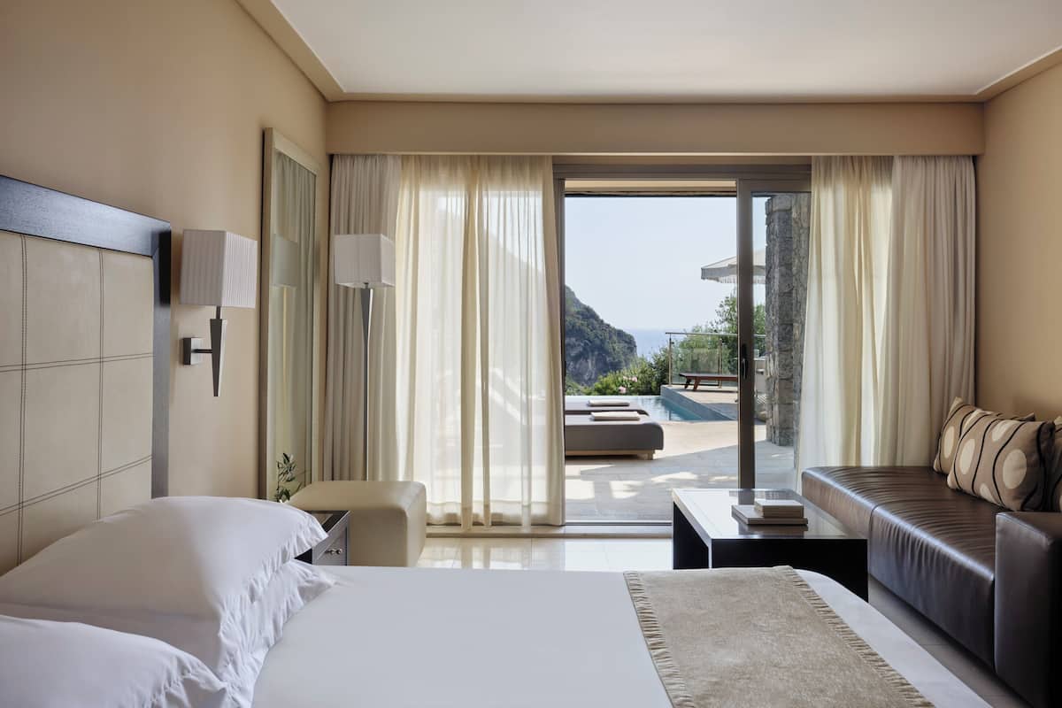 Deluxe Double Room Sea View with Private Pool | Brankas, meja kerja, ruang kerja ramah laptop, dan Wi-Fi gratis