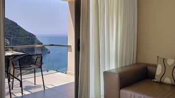 Double Room Sea View | Wohnbereich | 32-Zoll-LCD-Fernseher mit Satellitenempfang, Fernseher