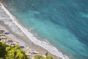 在海滩、沙滩椅、海滩遮阳伞、沙滩毛巾