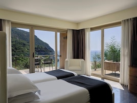Deluxe Villa Sea View with Private Pool | Una cassaforte in camera, una scrivania, postazione laptop