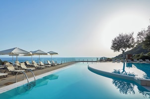 Piscina coperta, piscina all'aperto, ombrelloni da piscina, lettini