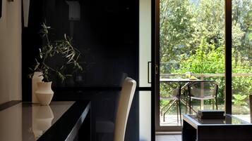 Superior Double Room Inland View | Zimmersafe, Schreibtisch, laptopgeeigneter Arbeitsplatz