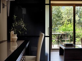 Superior Double Room Inland View | Una cassaforte in camera, una scrivania, postazione laptop