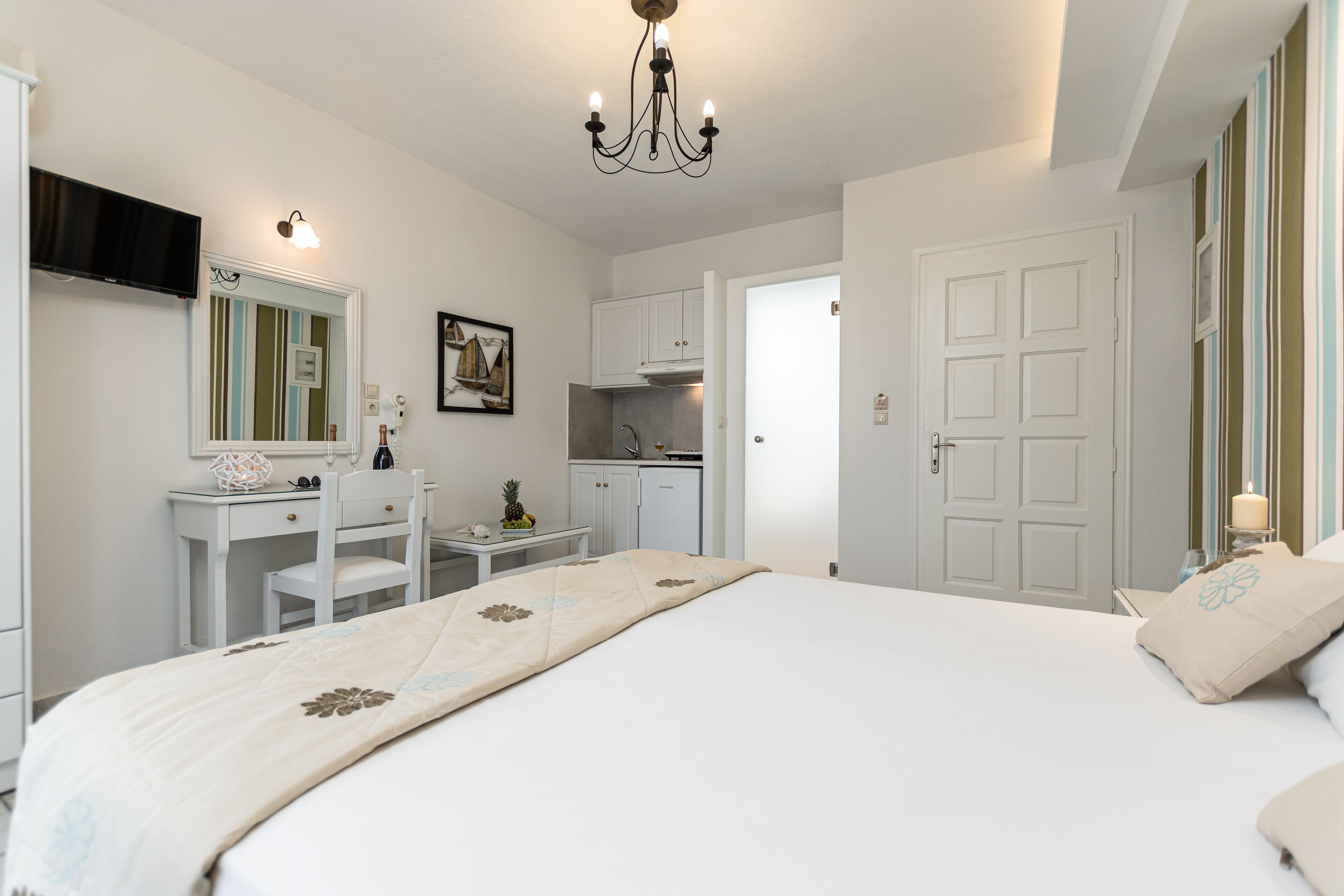 studio | in-room safe, free wifi, bed sheets