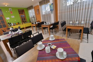 Daily continental breakfast (PEN 10 per person) - Atlantis Hostal (Cusco)