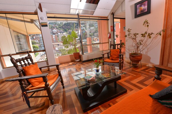 Lobby sitting area - Atlantis Hostal (Cusco)