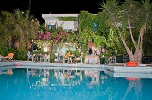 Seasonal outdoor pool, pool umbrellas, sun loungers - Costas & Chrysoula (Agios Vasileios)