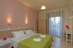 Colchones con pillow-top y caja de seguridad en la habitación 