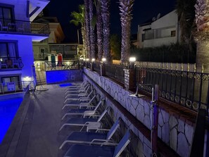 Una piscina al aire libre, sombrillas