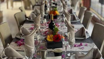 Serveert ontbijt, lunch, diner, uitzicht op het zwembad