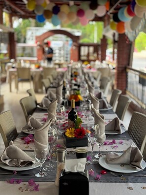 Frühstück, Mittagessen, Abendessen, Blick auf den Pool 